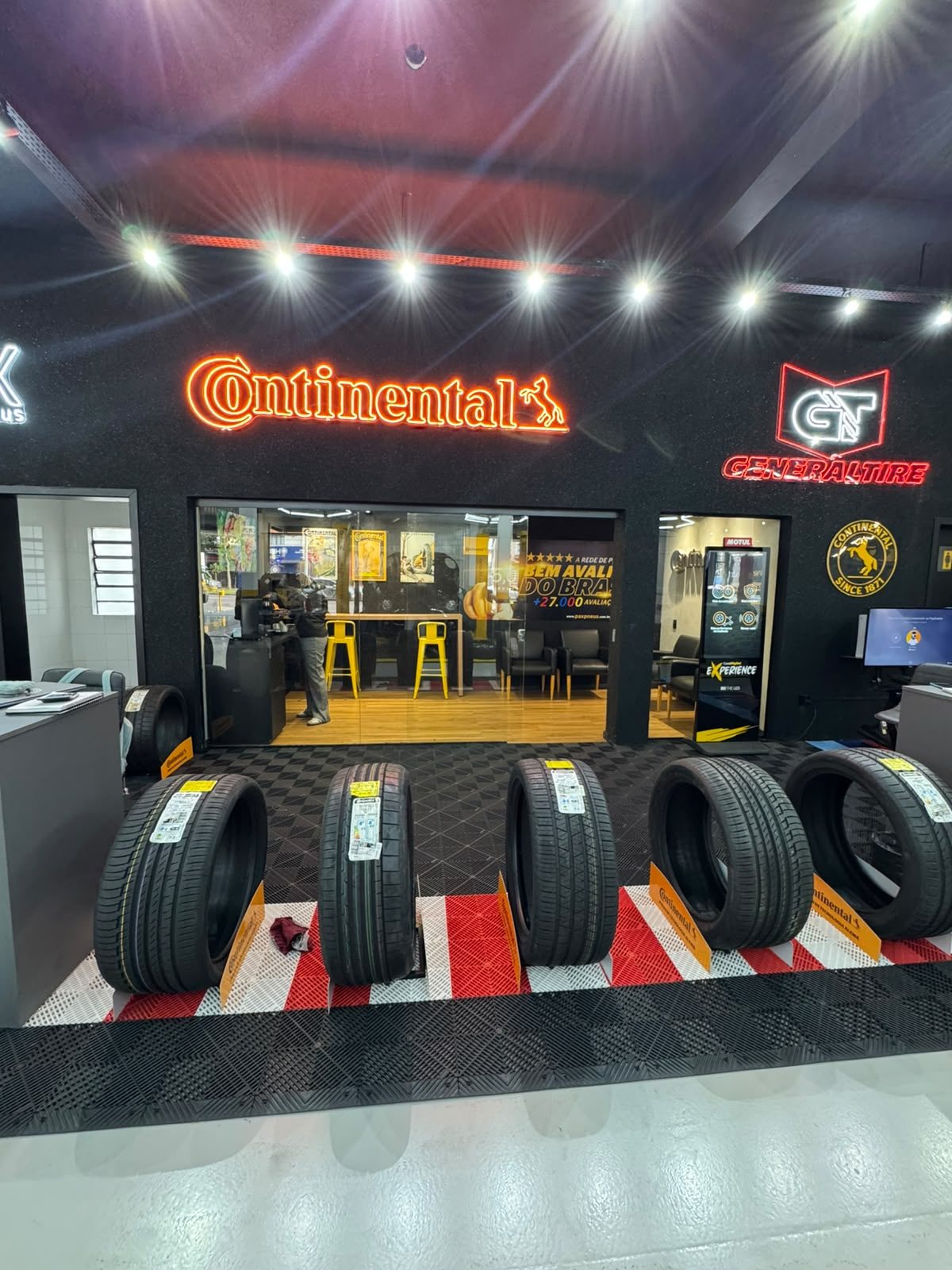 Exposição de pneus em autocenter